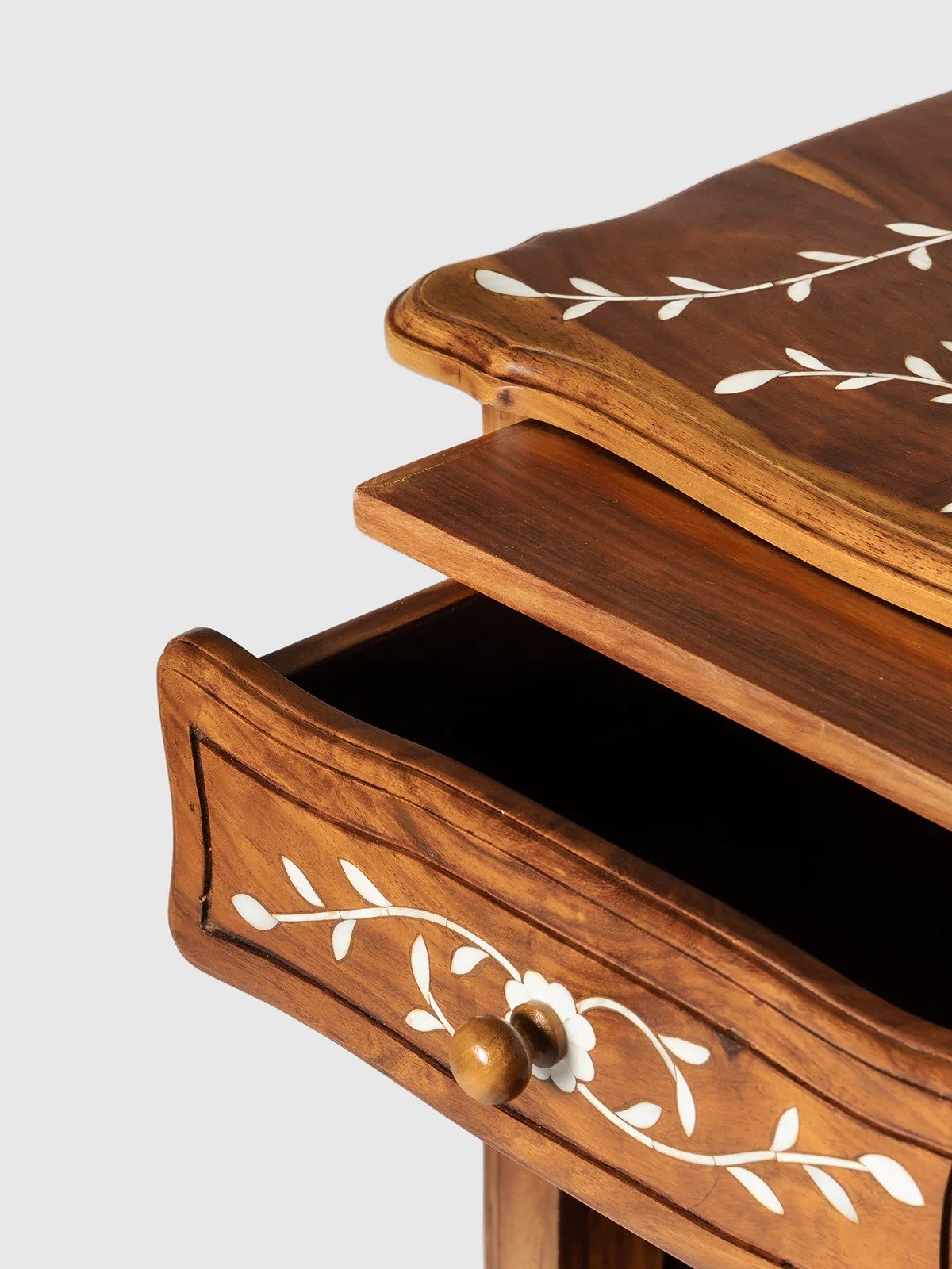 Aspen mother of pearl side table by Ashborn furniture | Image 4